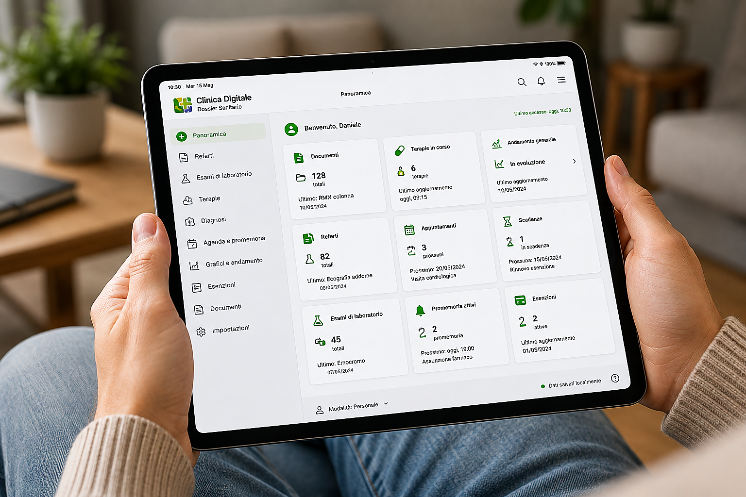 Persona che consulta un archivio sanitario digitale su tablet